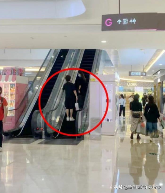 偶遇周扬青,网友偶遇周扬青男友罗昊与美女逛街